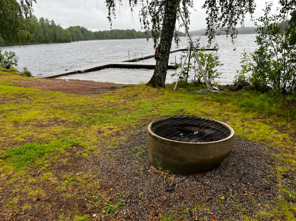 Eldstad med galler