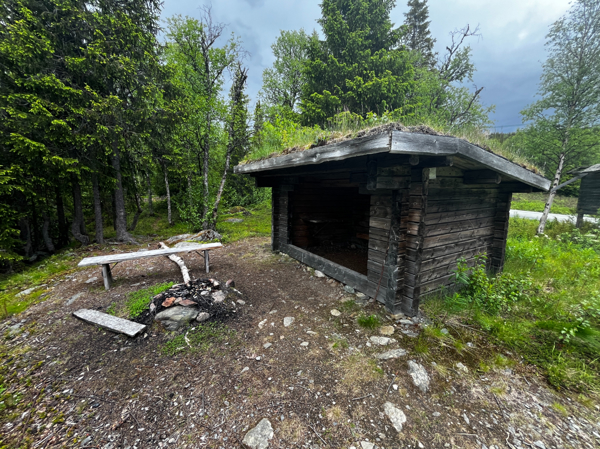 Enkel eldstad framför vindskydd