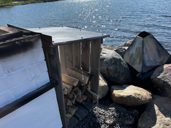 Vedförråd bakom eldstaden