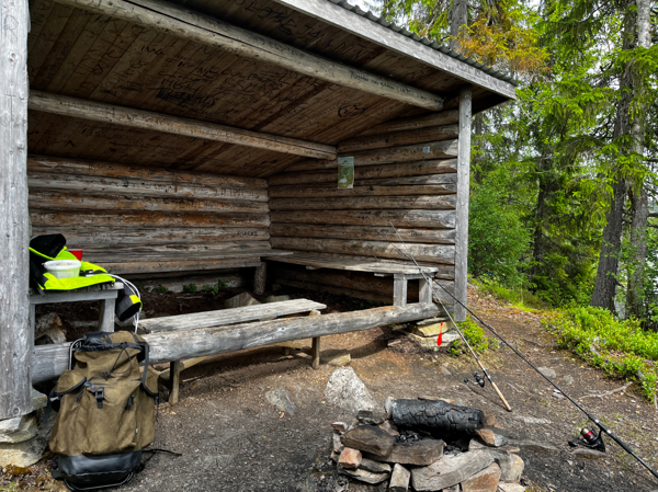 Vindskydd med eldtad framför