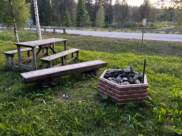 Bänkbord bredvid eldstaden
