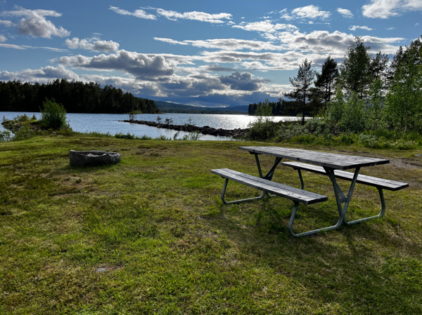 Eldstad och bänkbord