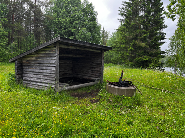 Vindskydd med eldstad framför