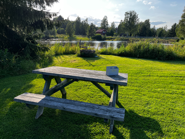 Bänkbord och eldstad