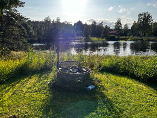 Eldstad nära vattnet