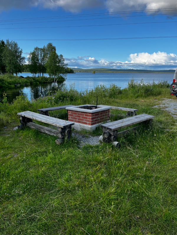 Murad eldstad med bänkar
