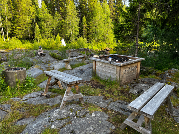 Eldstäder och bänkar