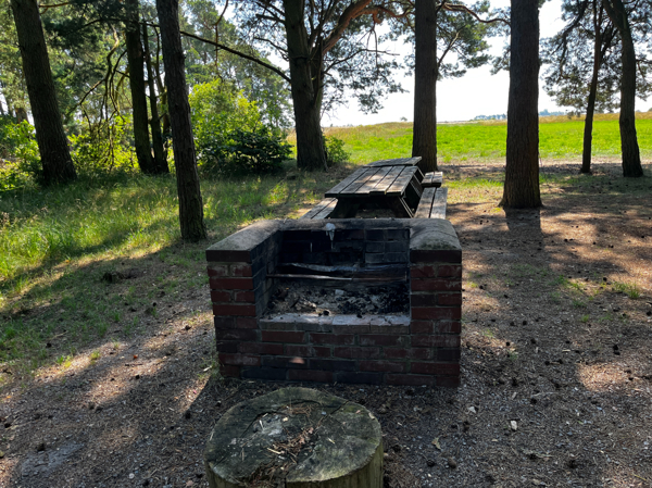 Eldstad med bänkbord bakom