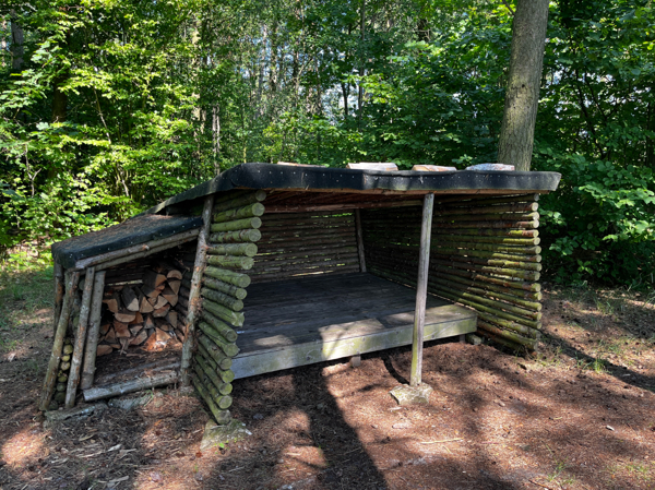 Vedförråd hopbyggt med vindskyddet