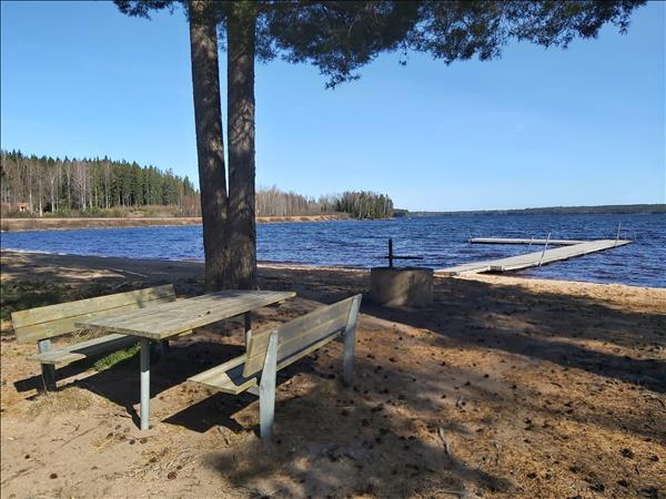 Bänkbord och eldstad vid stranden