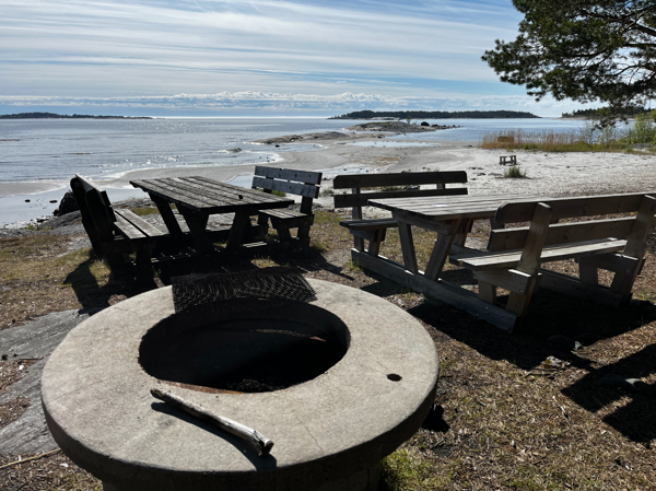 Grillplats med flera bänkbord