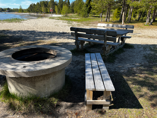 Grillplats med stranden i bakgrunden