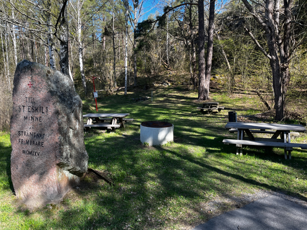 Minnessten vid grillplatsen