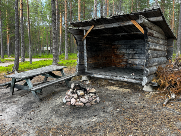 Eldstad, bänkbord och vindskydd