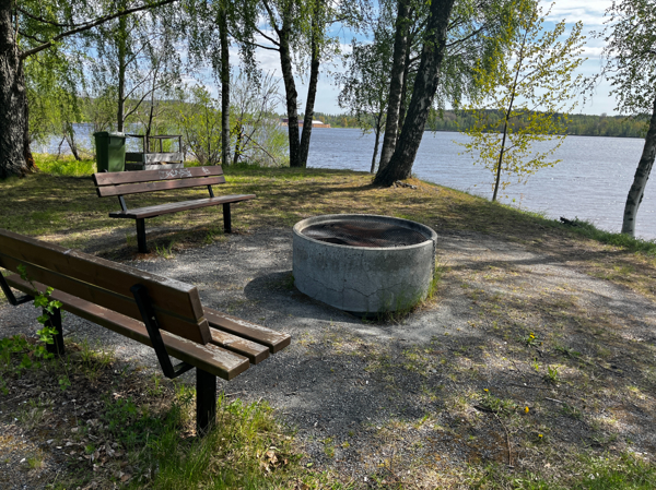 Bänkar och eldstad med galler