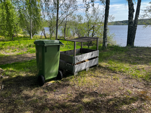 Soptunna och vedförråd