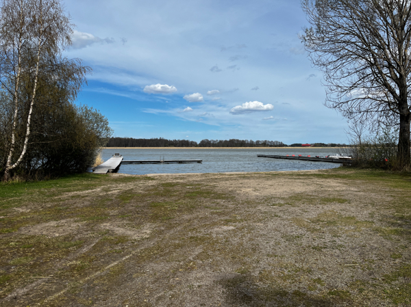 Vy mot stranden från eldstaden