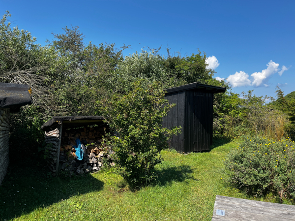 Vedförråd och toalett