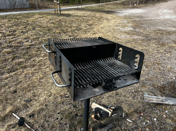 Grill med ett galler på varje sida. Lämplig för två sällskap.