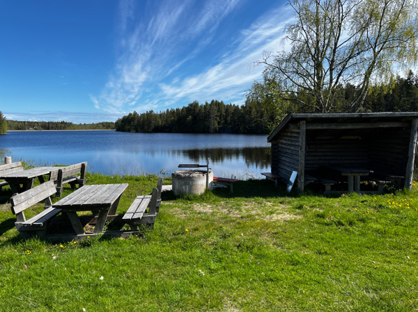 Bänkbord, eldstad och vindskydd