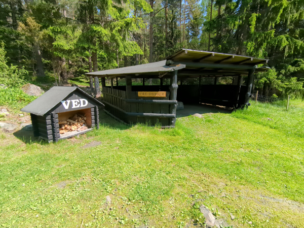Vindskyddet och vedförrådet har fräschas upp lite.