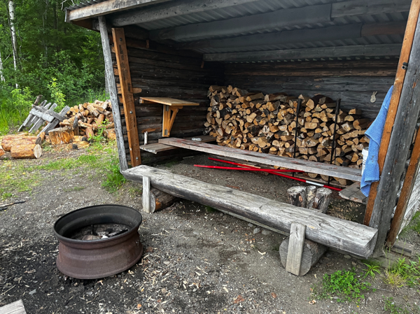 Eldstad och ved i vindskyddet