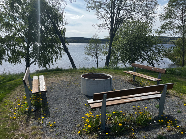 Bänkar och eldstad
