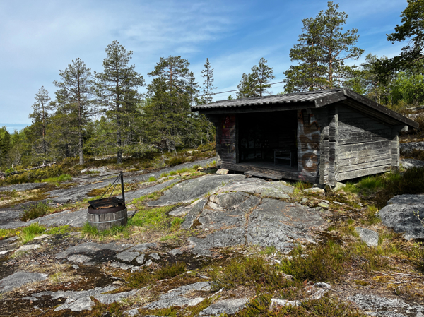 Vindskydd med eldstad framför
