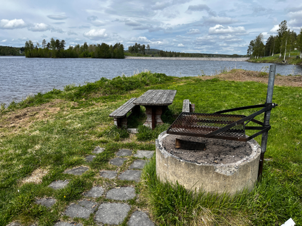 Grillplatsen med vy mot fördämningen nedströms