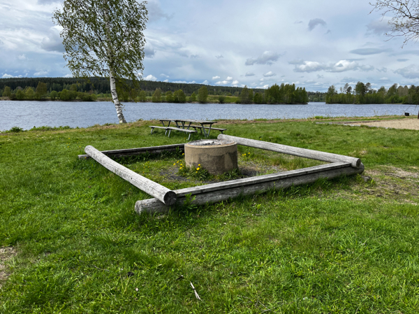 Grillplats med bänkbord intill