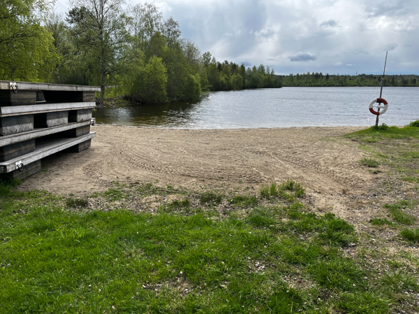 Sandstranden på våren innan bryggorna har lagts i