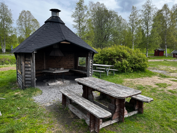 Vindskydd med bänkbord framför