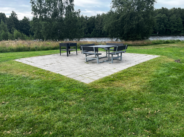 Bänkbord och grill av metall