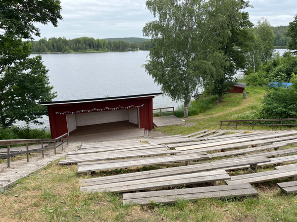 Vy med utomhusscenen och vindskyddet till höger