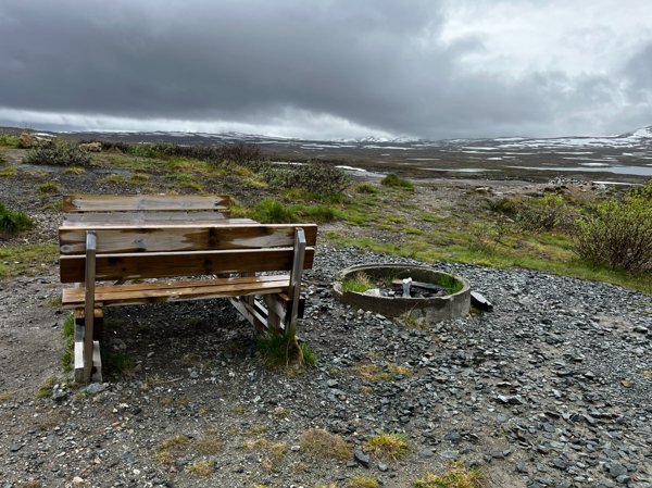 Bänkbord och eldstad