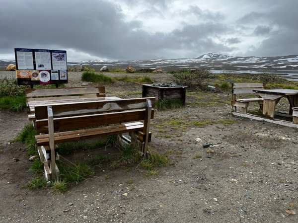 Bänkbord, informationstavla och eldstad