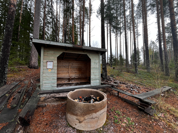 Eldstad framför vindskyddet
