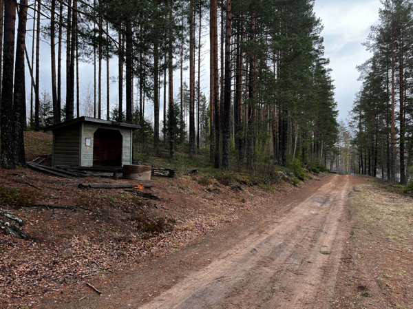 Vindskyddet ligger i en slänt
