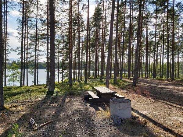 Eldstad med bänkbord