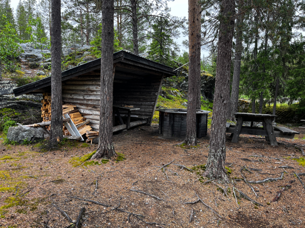 Vindskydd, eldstad och bänkbord
