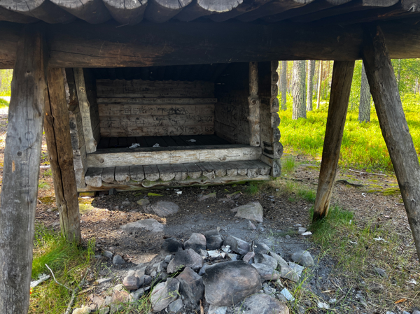 Eldstad och insidan av slogboden