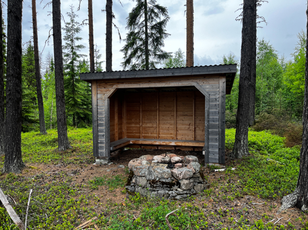 Murad eldstad framför vindskyddet