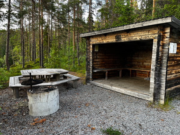 Eldstad, bänkbord och vindskydd