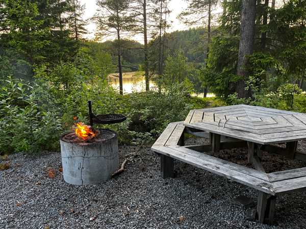 Eldstad och bänkbord