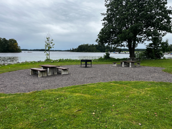 Grillplats med bänkbord