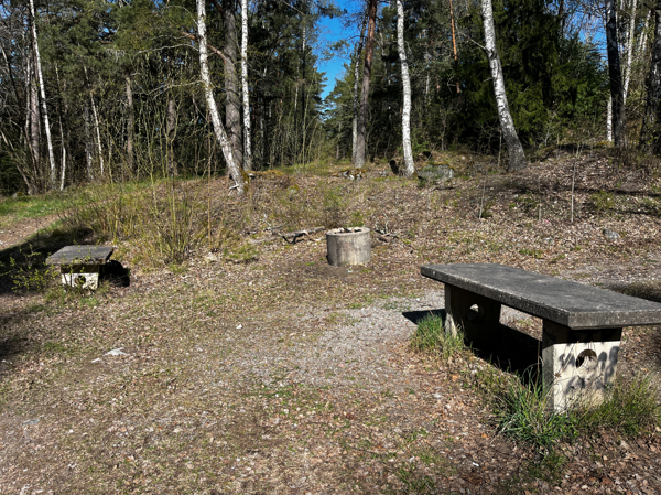 Eldstad och bänkar