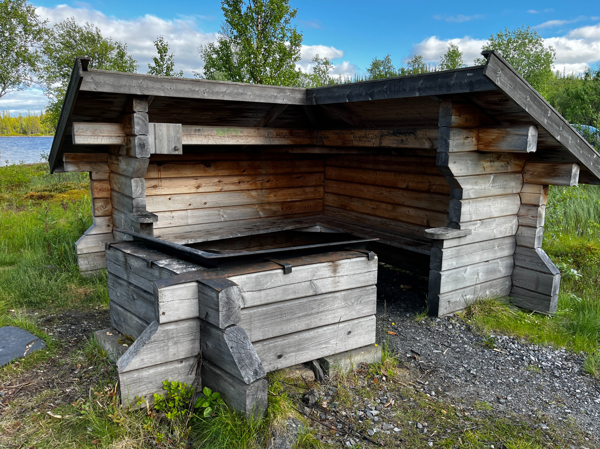 Eldstad och vindskydd