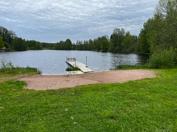 Sandstrand med brygga