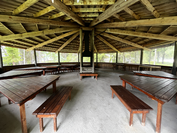 Eldstad i centrum och gott om bord och bänkar