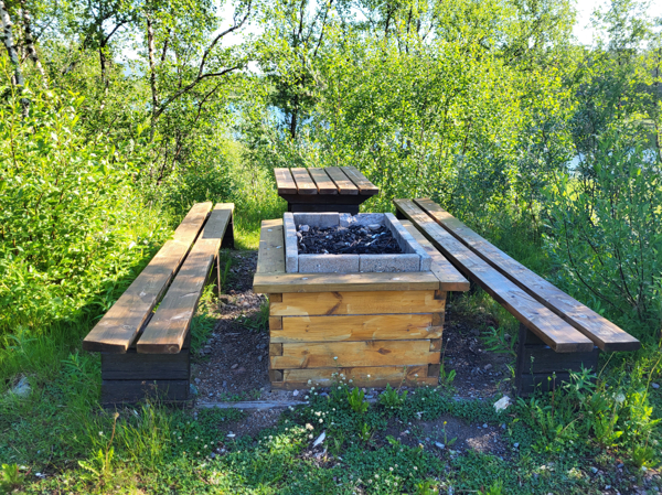 Eldstaden med bord och bänkar
